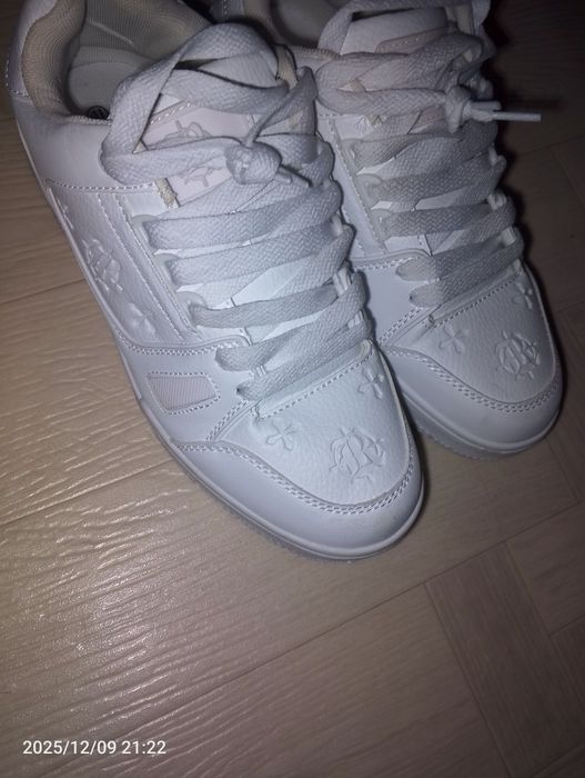 продам кроссовки сваговые