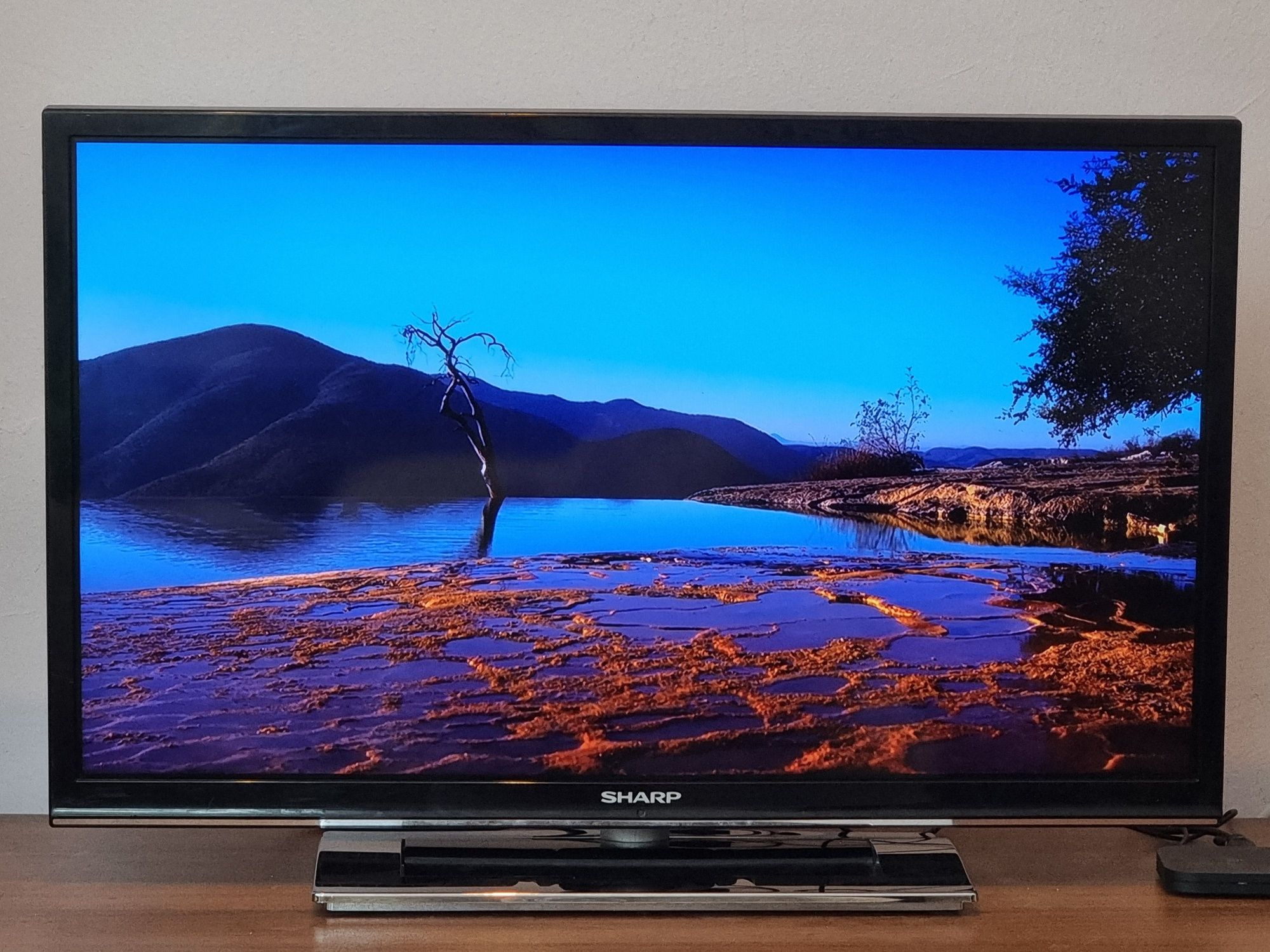 Телевизор / Sharp 32" - FULLHD - Цифрова + Ефирна , Слот за карта.
