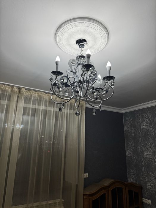 Продам люстры разные около 8 шт , кровати , шкаф тумбочка, в одни руки