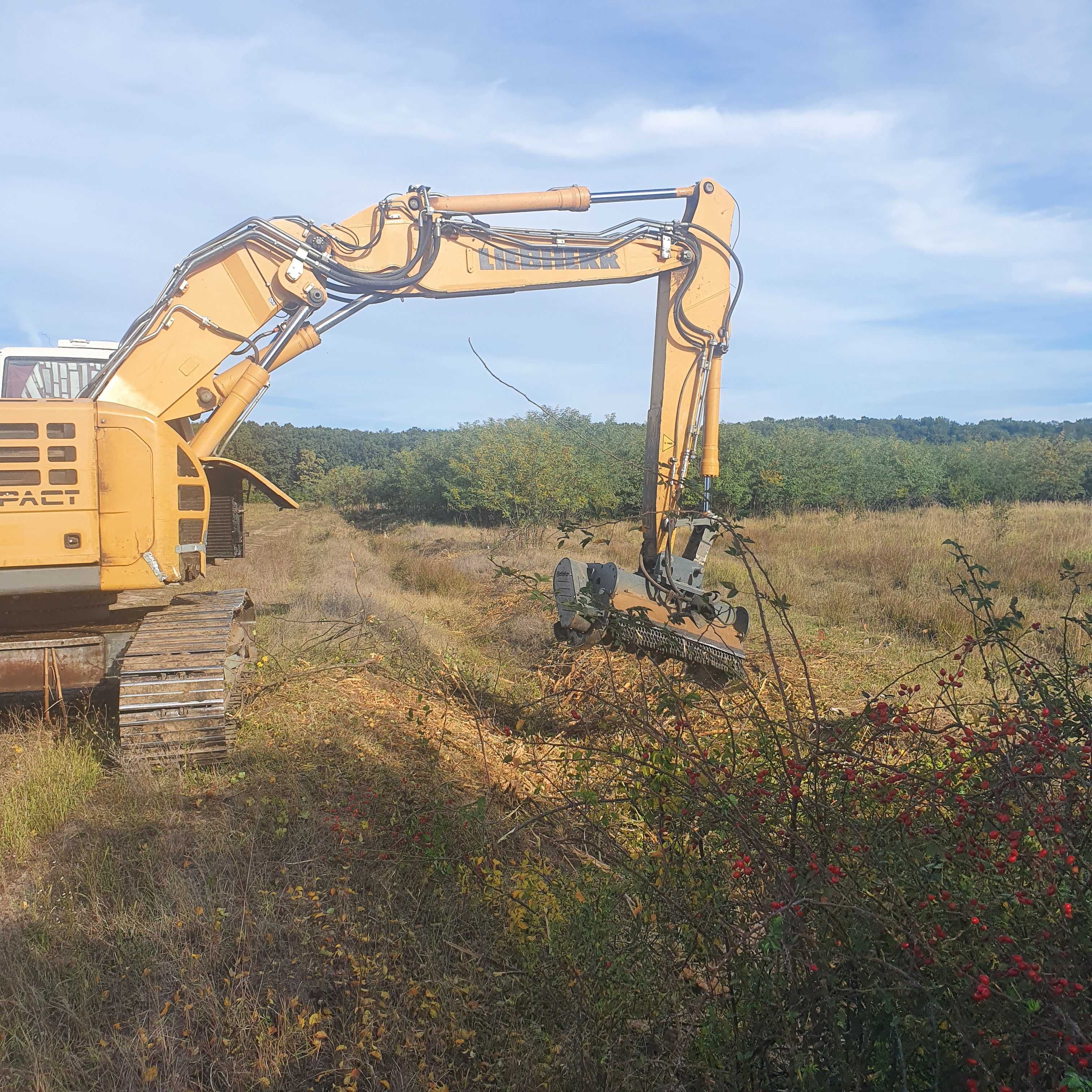 Excavator Liebherr 924 compact cu tocator forestier