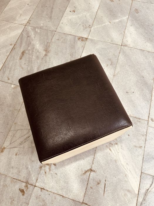 Пуф / табуретка куб – еко кожа, черно и бежово