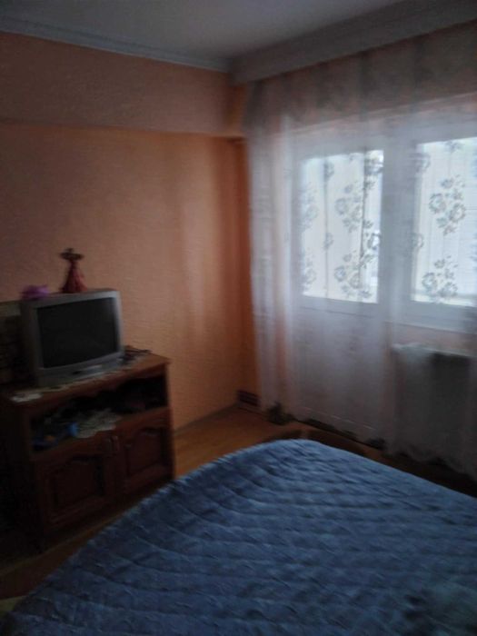 Vand Apartament  .4camere ,2 bai .bucatarie .mobilat .