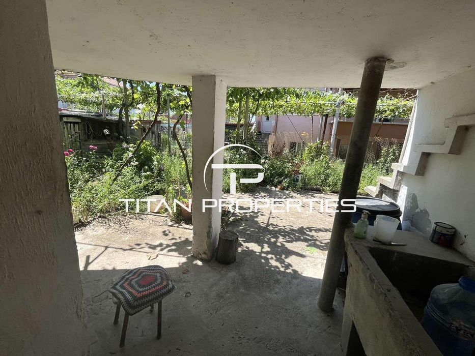 Двуетажна Къща с двор и гараж в гр. Айтос