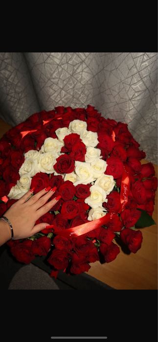 Цветы, розы с пермешку с белыми , буква А