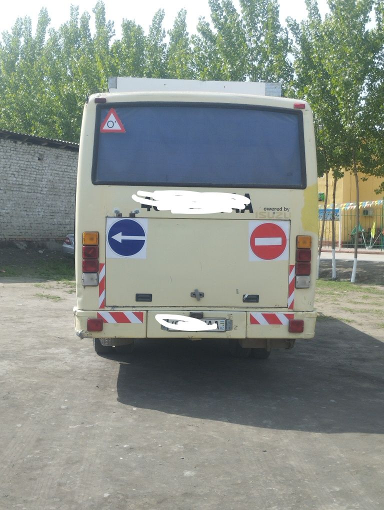 Isuzu avtobus 2009 yil