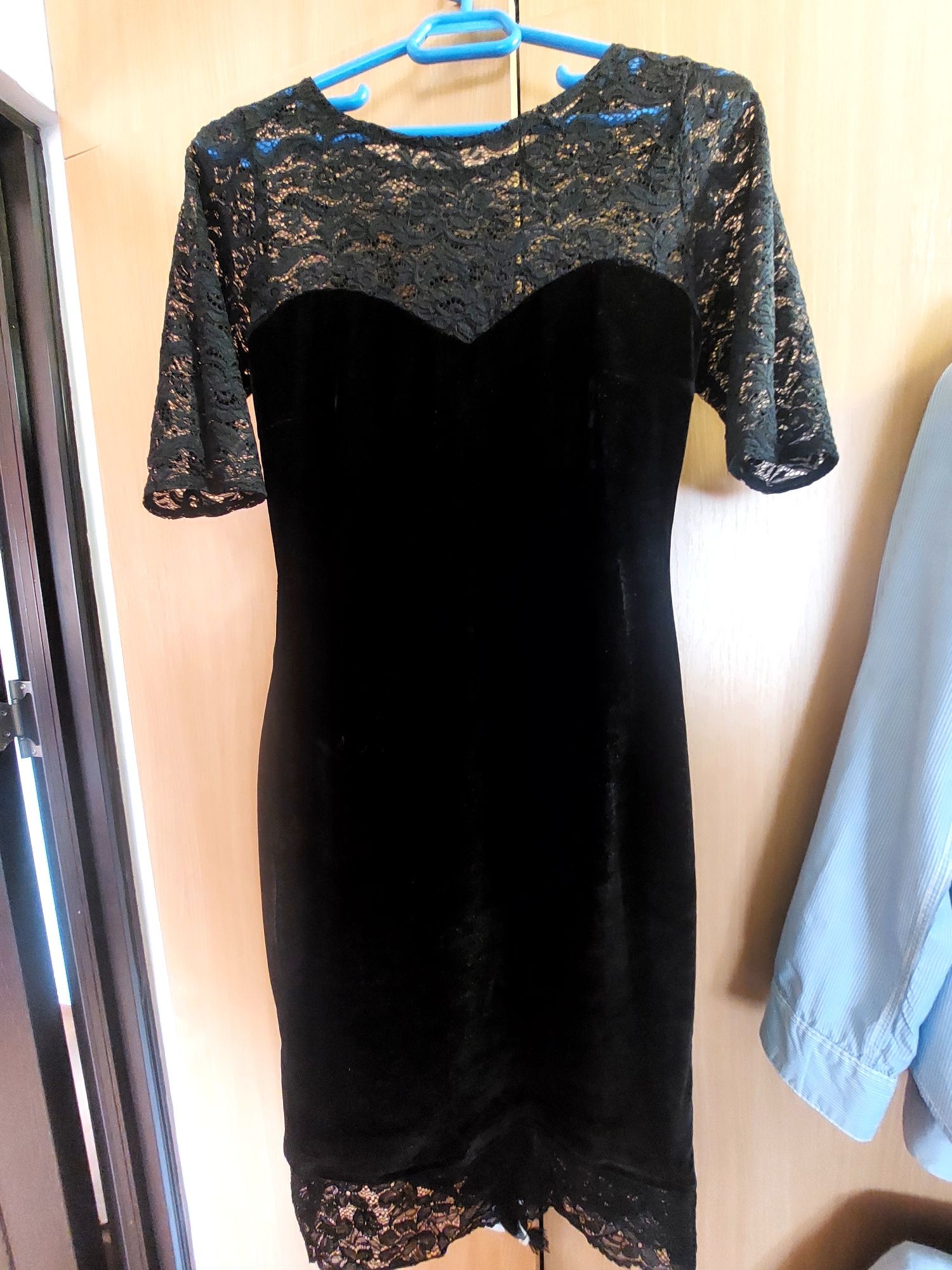 Vând rochie catifea elastica combinata cu dantela la bust și la poale