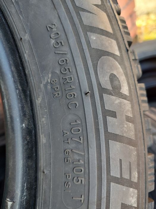 Продавам 2 зимни гуми 205/65/16 С бус Michelin