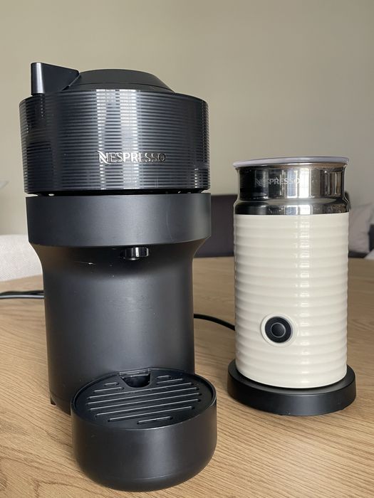 Espressor + Spumant de lapte Nespresso Vertuo Pop – stare impecabilă!
