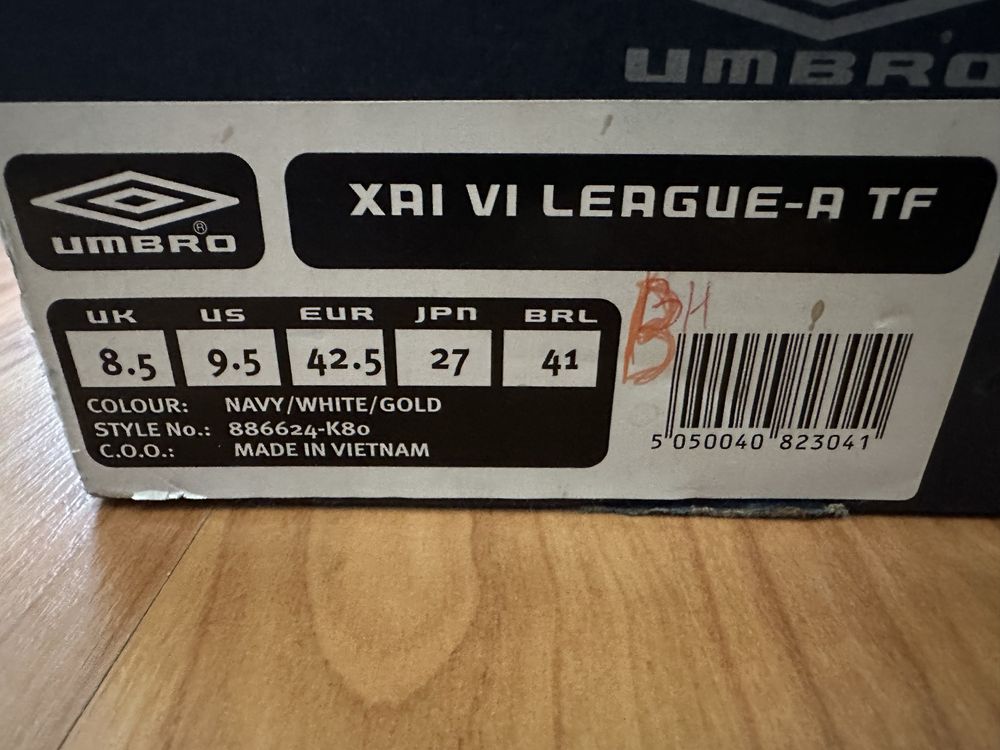 Футболни обувки бутонки Umbro Xai