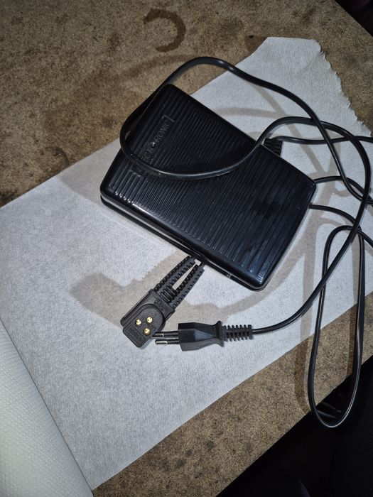 Vând pedala mașina de cusut Singer.