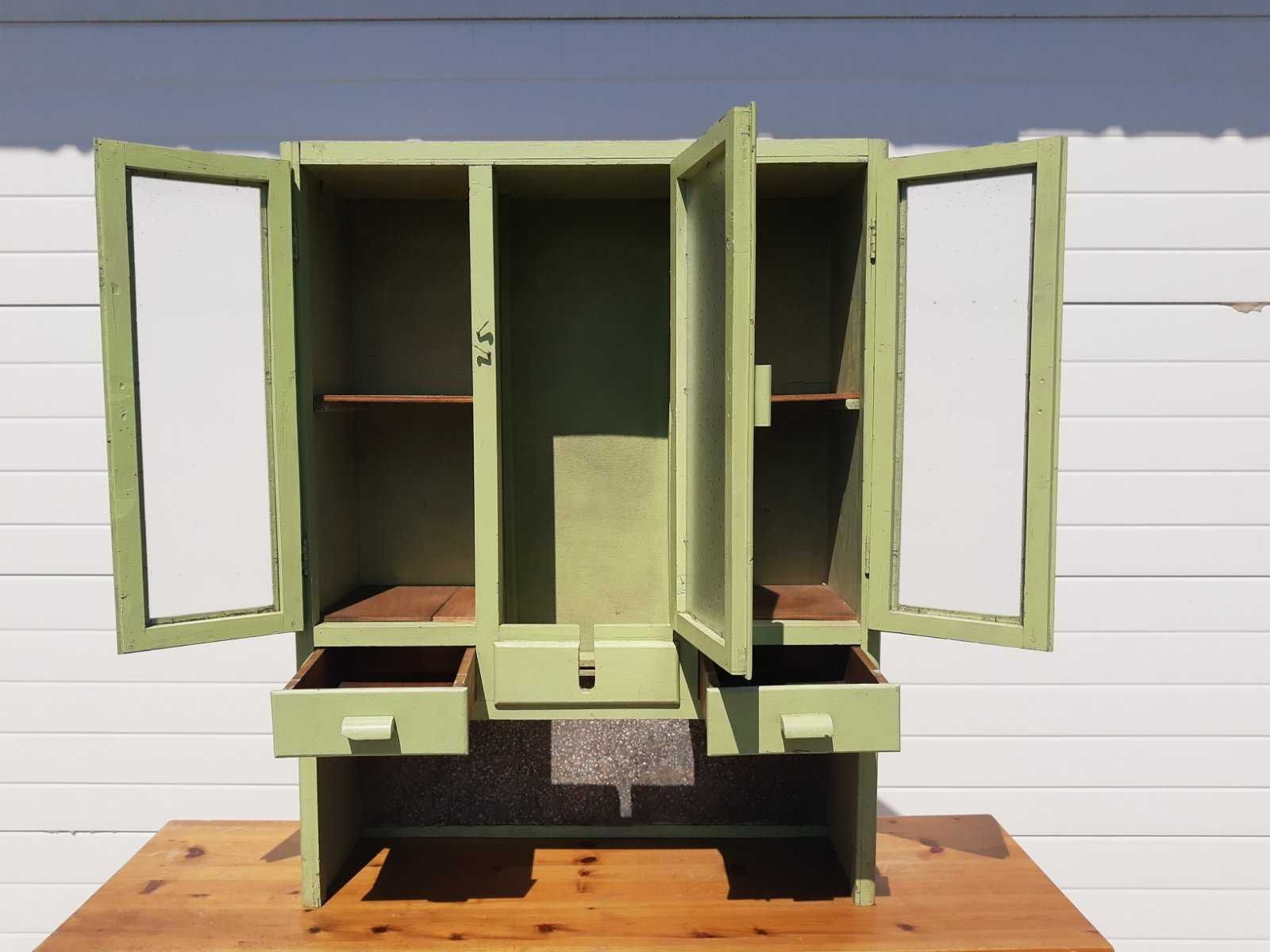 Стара Винтидж настройка за кухненски шкаф зелен цвят