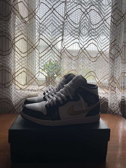 Air Jordan 1 Mid SE "Black/Gold Patent Leather