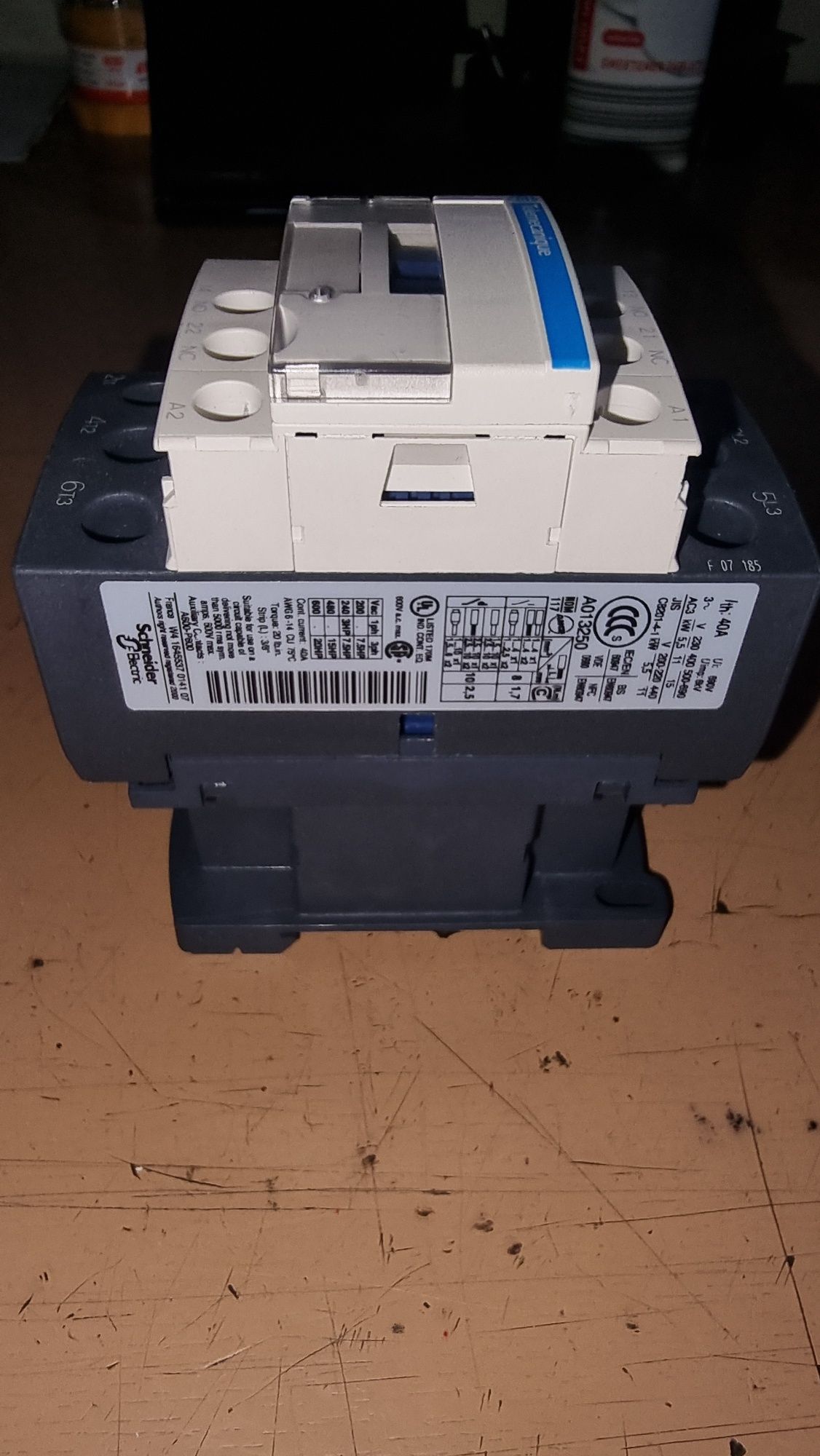 Контактор Schneider LC1D25/25A/3P.