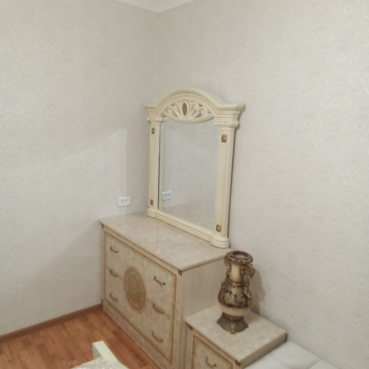 Срочно продам спальный гарнитур...