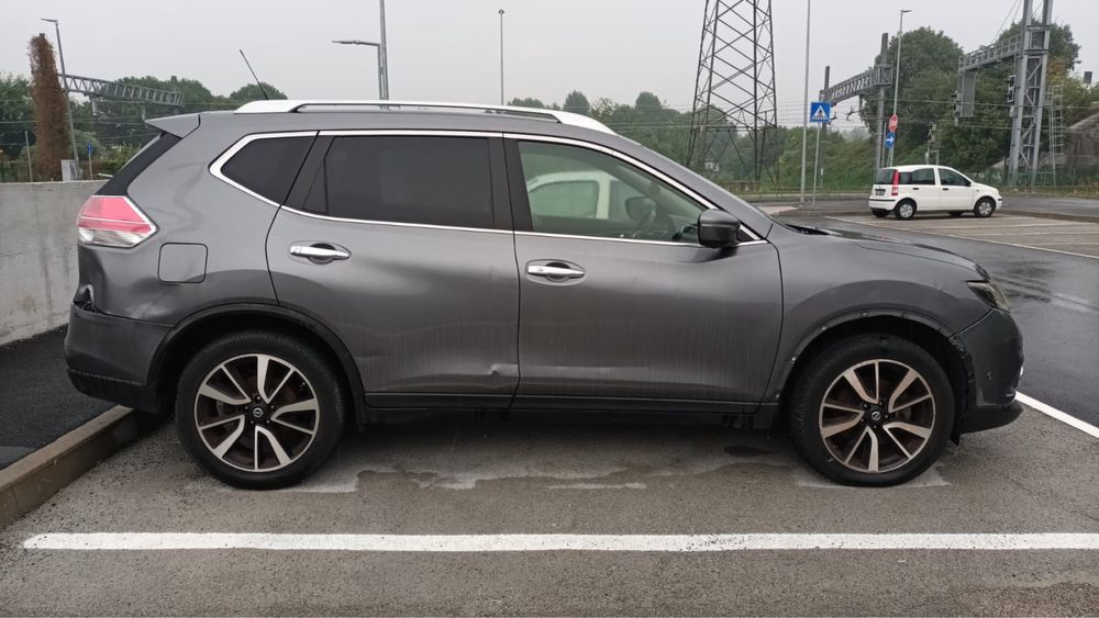 Nissan X trail 2016 automat usor avariat euro 6 7 locuri