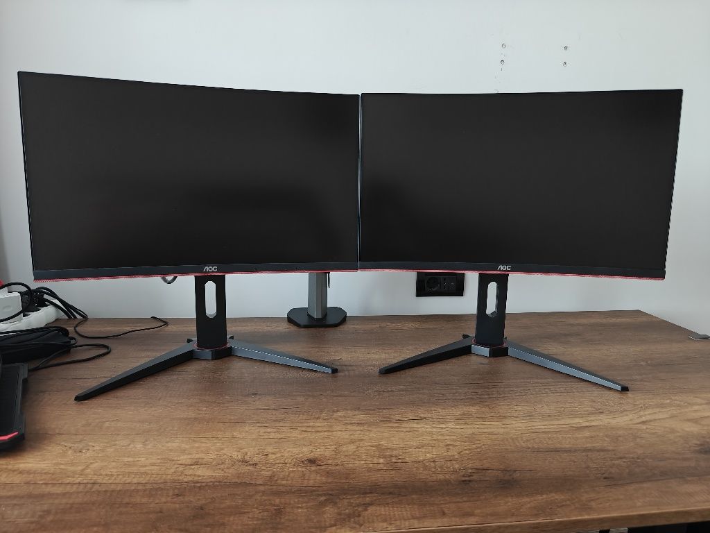 2 monitoare AOC gaming 144hz 24"
