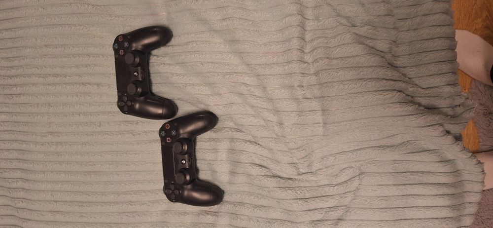 Ps4 slim doua controlere și jocuri