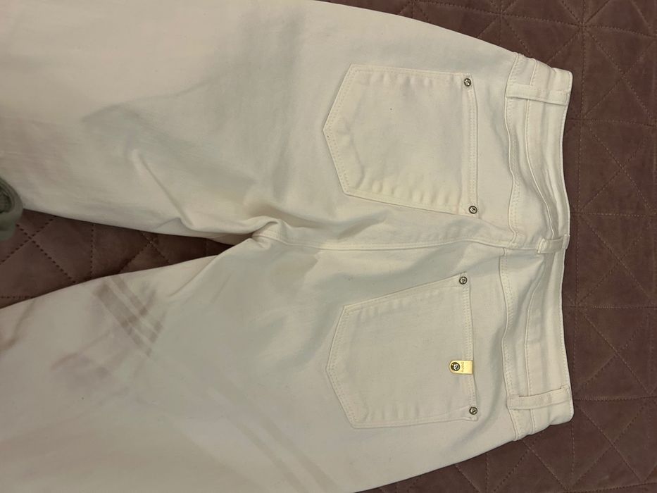 Бели дънки с камъни