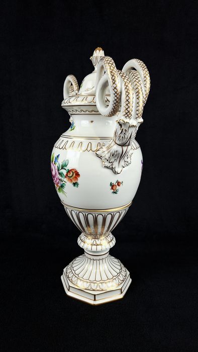 Ваза - Dresden, Carl Thieme Potschappel

Порцеланова ваза