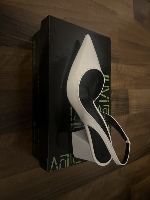 Sanda alb, comoda, toc gros, piele ecologica