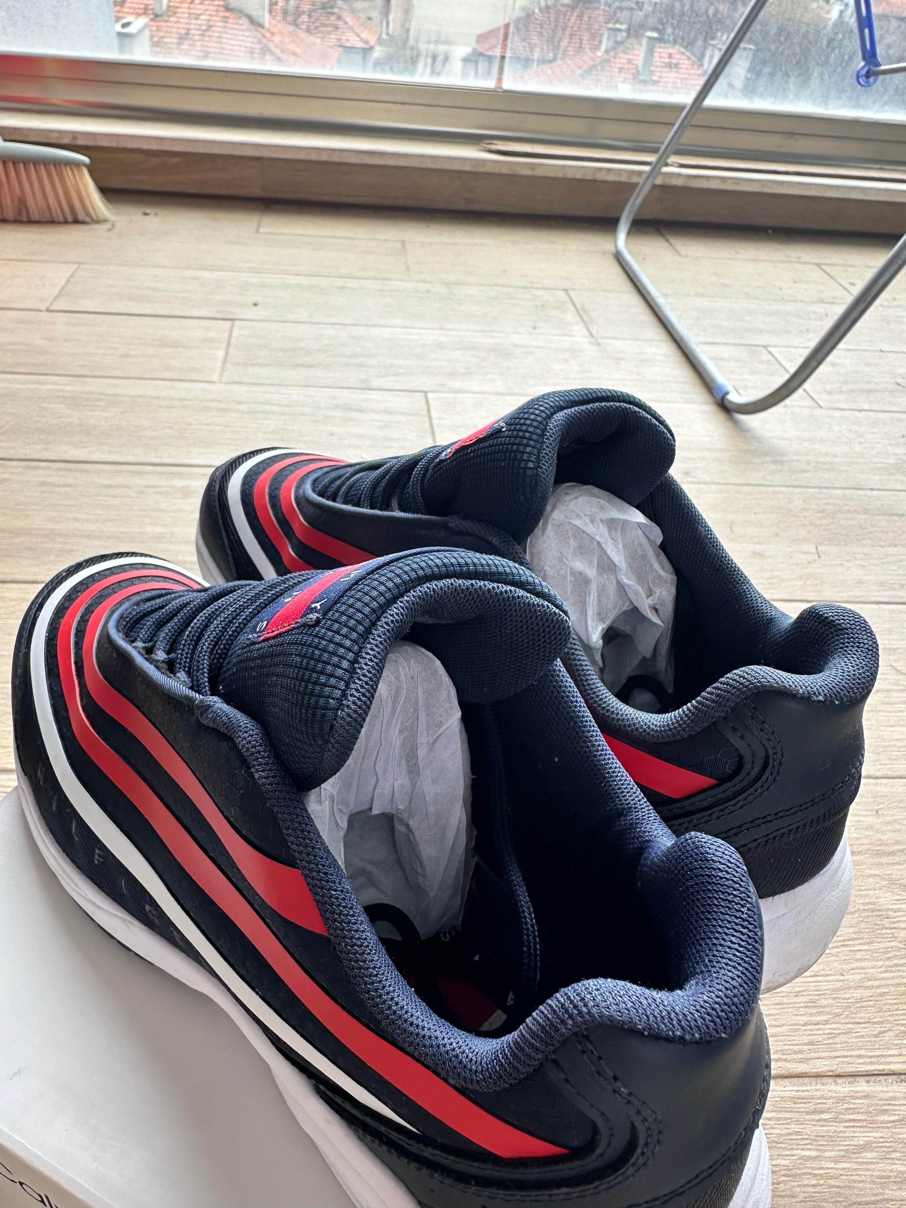 Маратонки 42-43р Tommy Hilfiger оригинал
