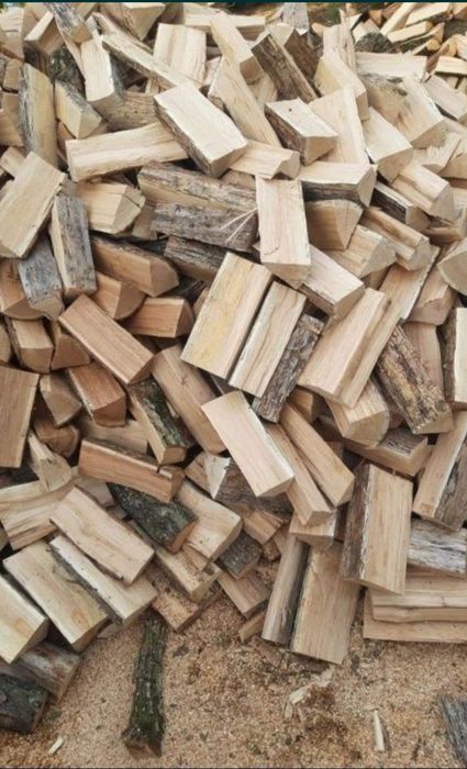 Lemne de foc tăiate și sparte