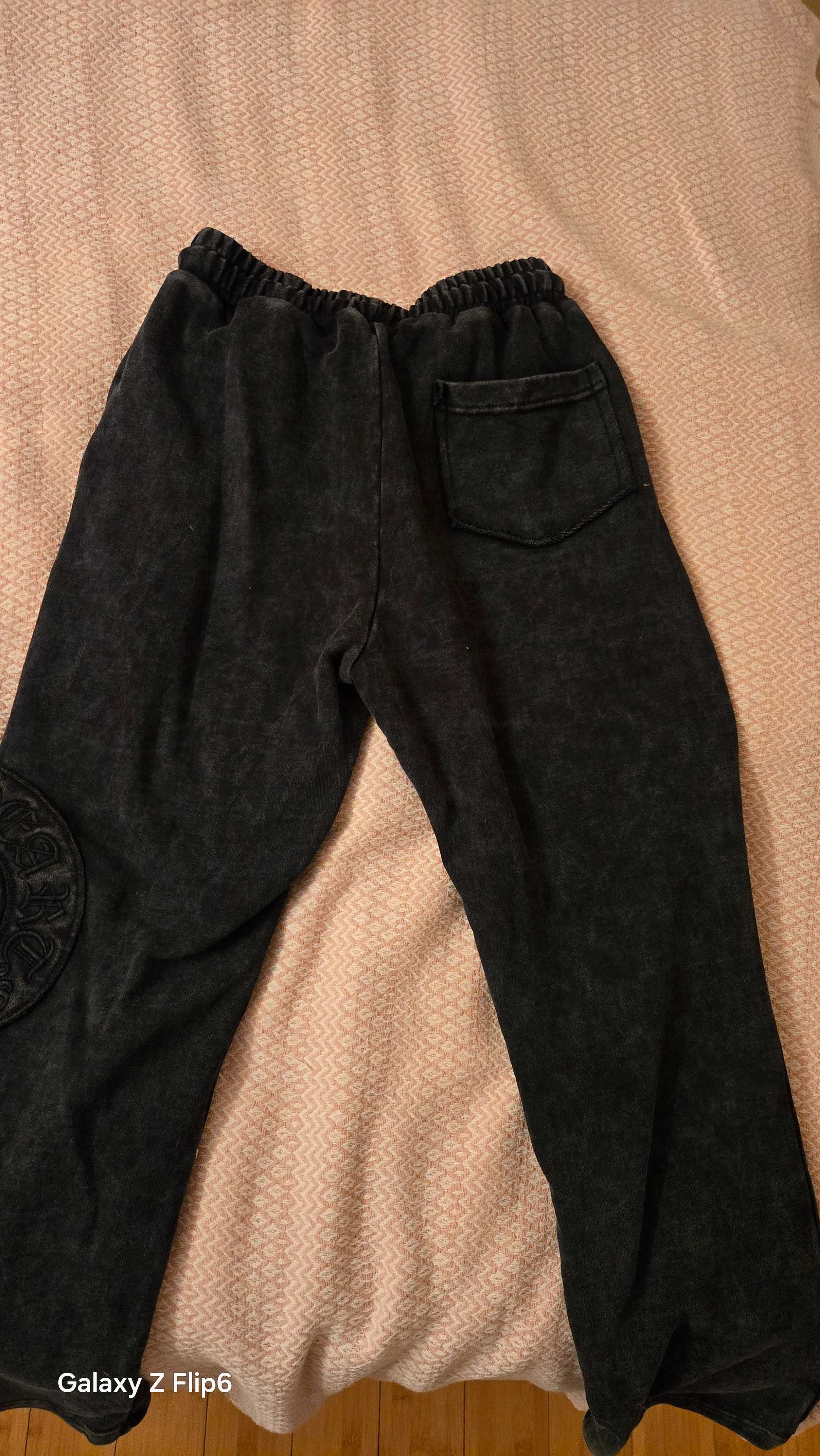 Продавам панталон на chrome hearts