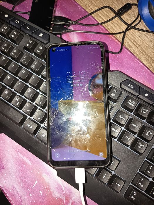 SAMSUNG M11 cu ecranul spart!!