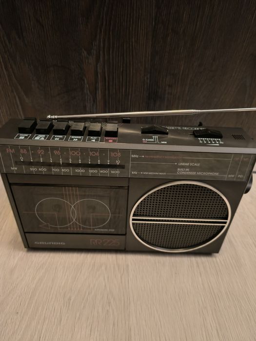 Vând radio casetofon Grundig model vechi in stare impecabila