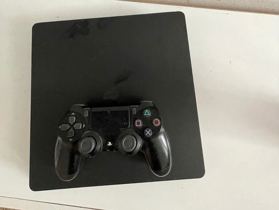 Vând Playsation 4 slim