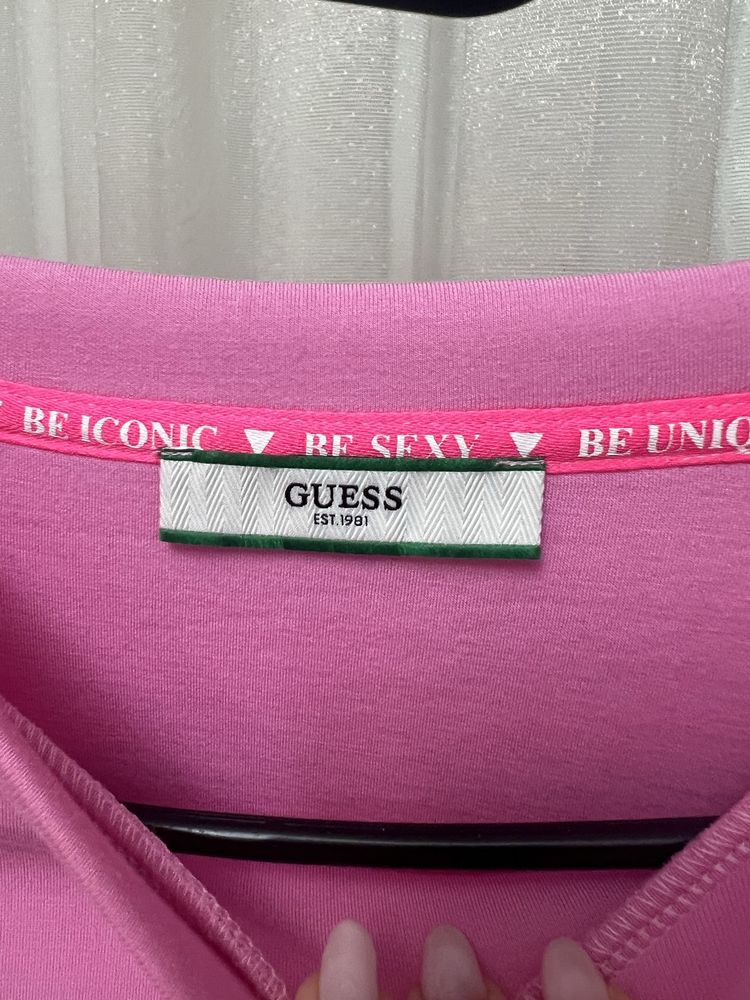 Розова рокля GUESS