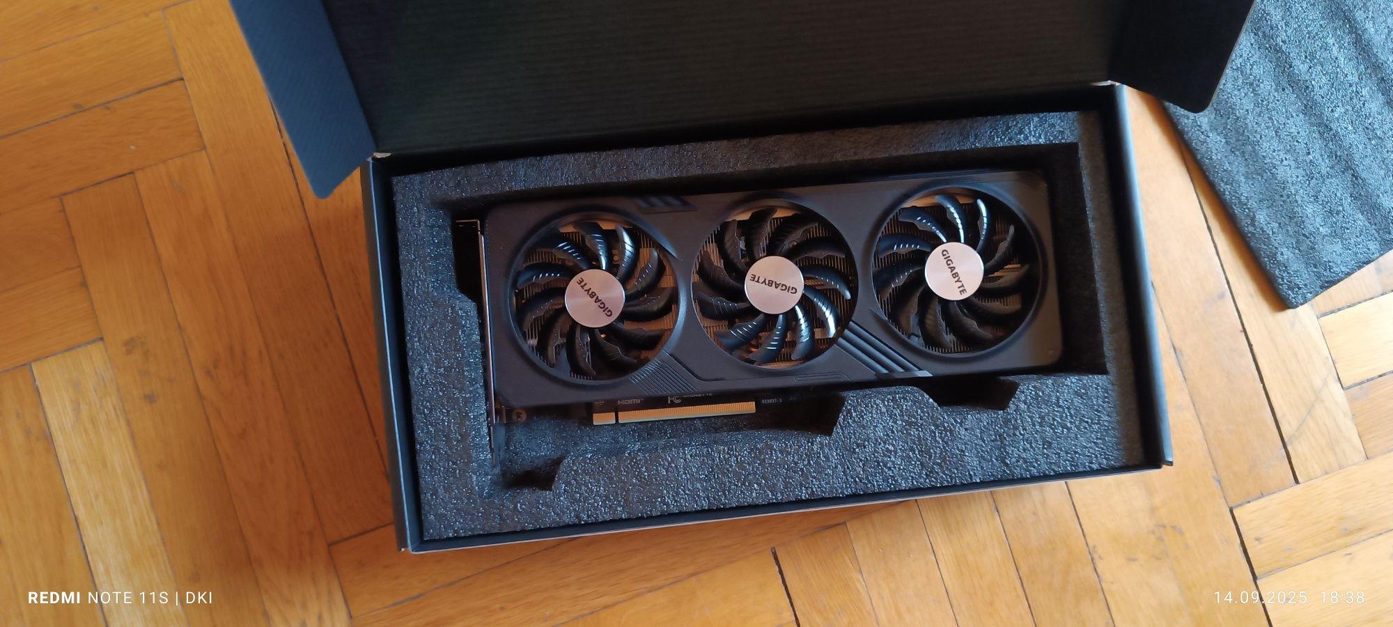 Продавам GIGABYTE 4060 8GB