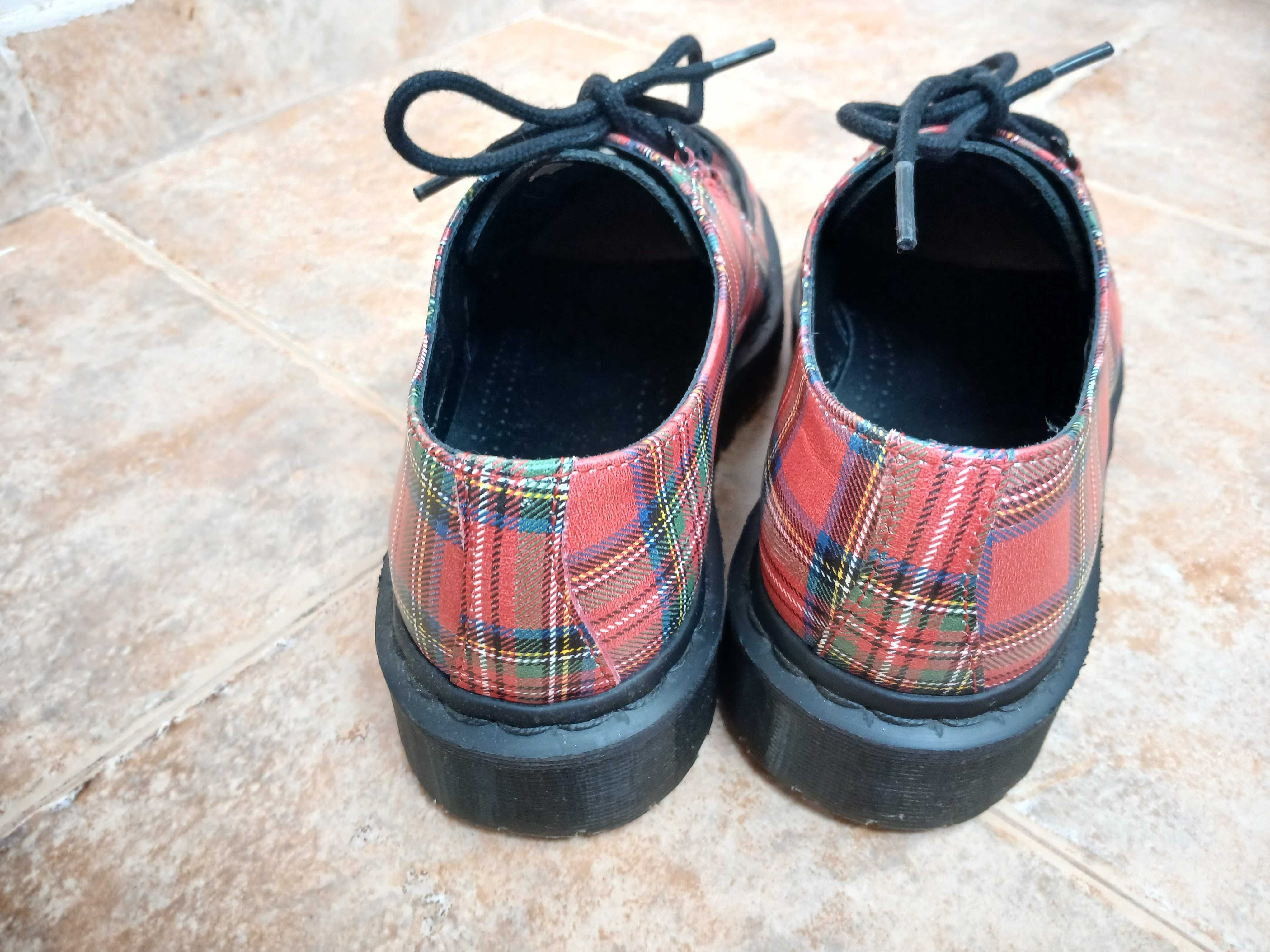 Обувки Dr. Martens River в черно/тартан