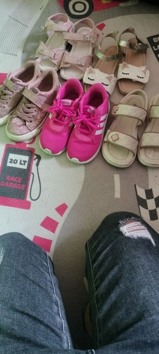 Vând lot adidas și sandalele