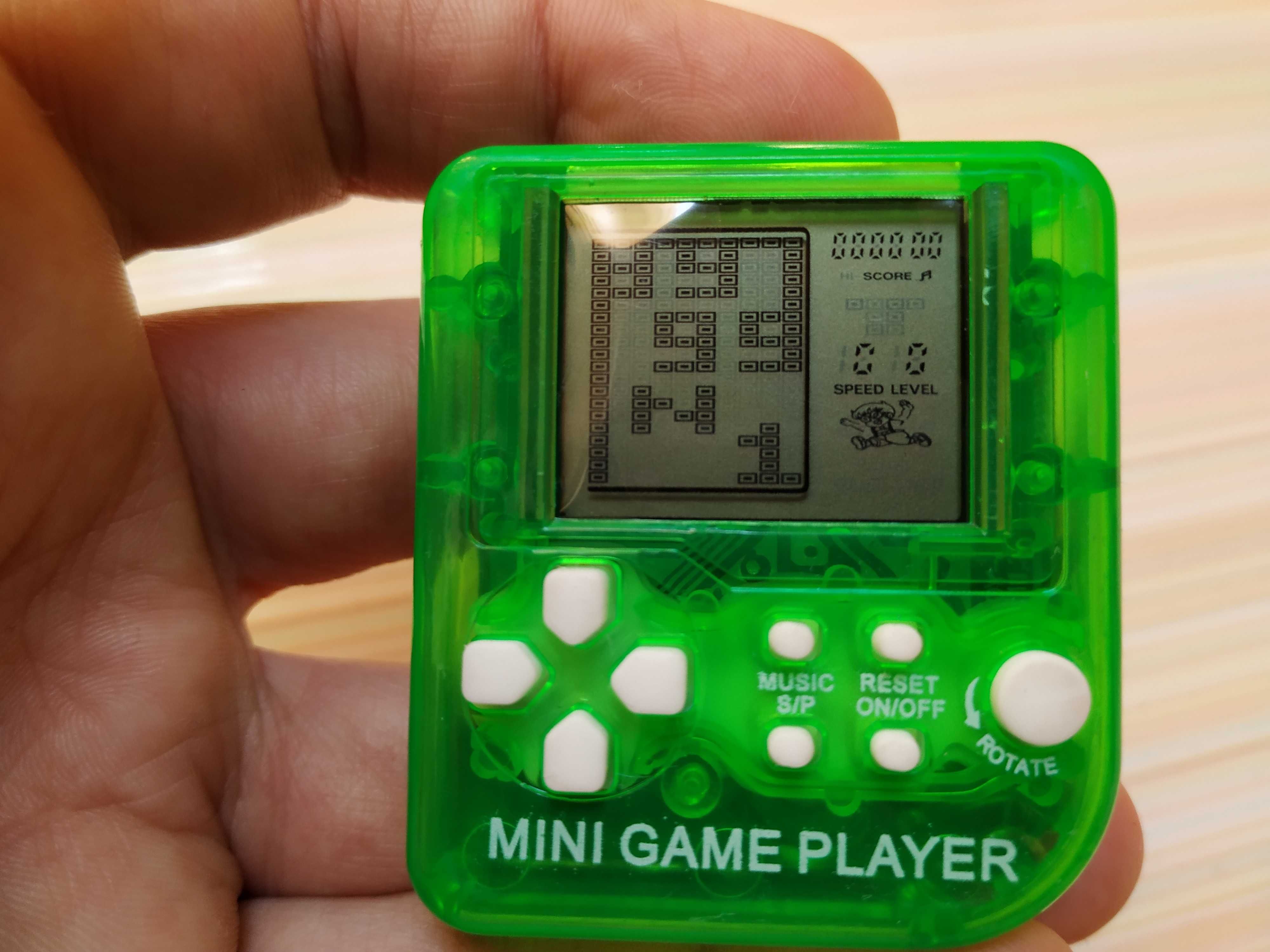 Game Box Mini - breloc, cu 26 de jocuri clasice: Tetris, Cars, etc.