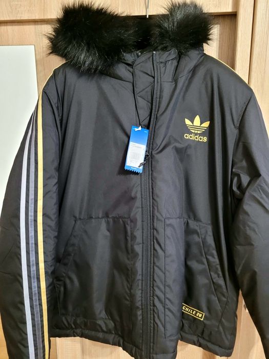 Vând Jacheta Adidas marimea L.