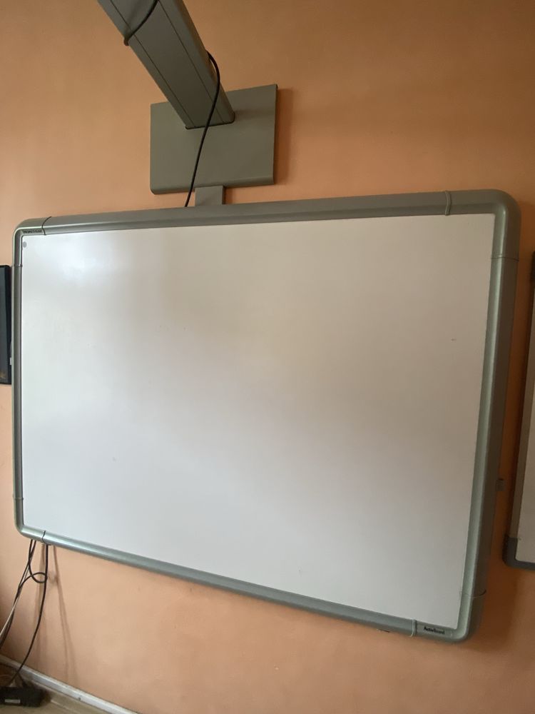 Интерактивна дъска с проектор, писалка и кабели