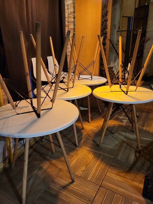 Високи бар маси и столове, ниски маси, кресла, декоративна зеленина