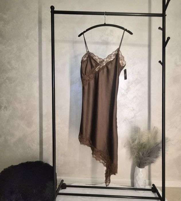 Сатенени рокли с дантела must have ZARA