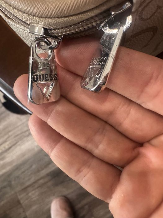 Guess чанта за тоалетни пренадлежности