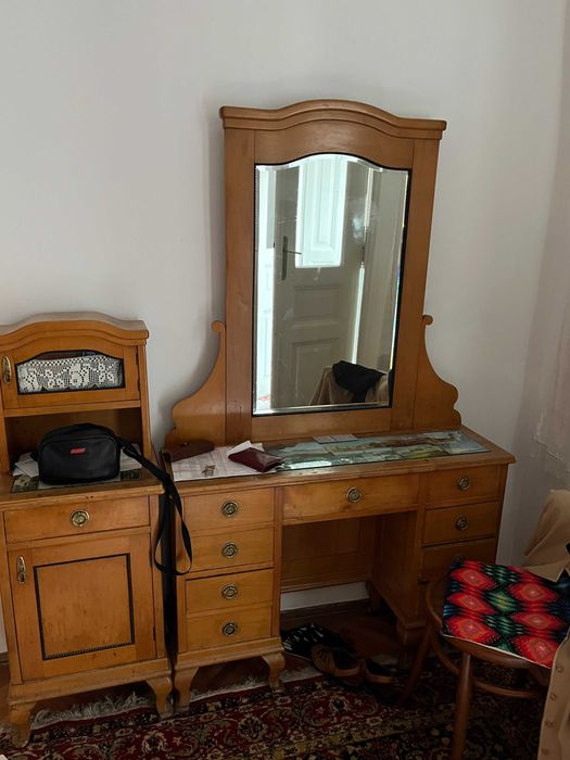 Mobila veche de dormitor