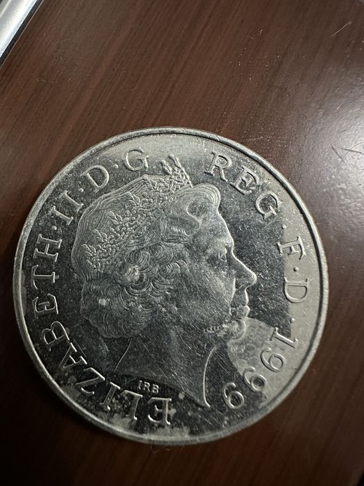 Vand 2 monede five pounds