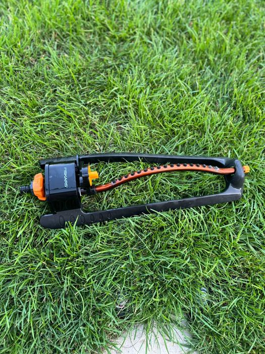 2x Aspersor oscilant universal Fiskars , 17 jeturi de pulverizare