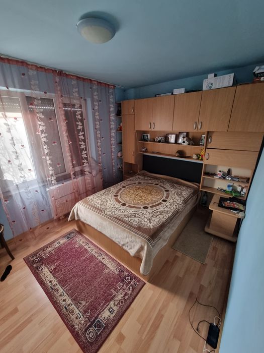 Vând apartament RL cu 4 camere în Nufărul 
Este alcătuit din.
4 camere
