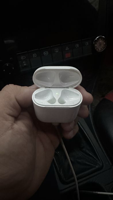 Кейс (airpods 1) без наушников в хорошем состоянии писать на ватсап.