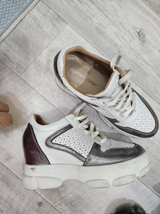 Продаю кросы оранжевый новый . Белый и чёрный носила один сезон