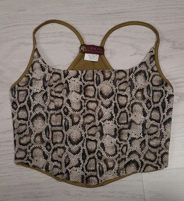 Top cu print de sarpe