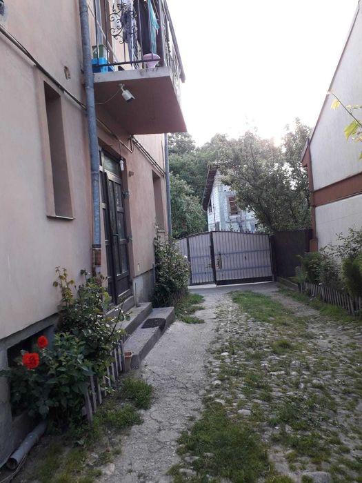 De vanzare vila S+P+1 ( 2 apartamente  tip duplex) 7camere, 2 băi.