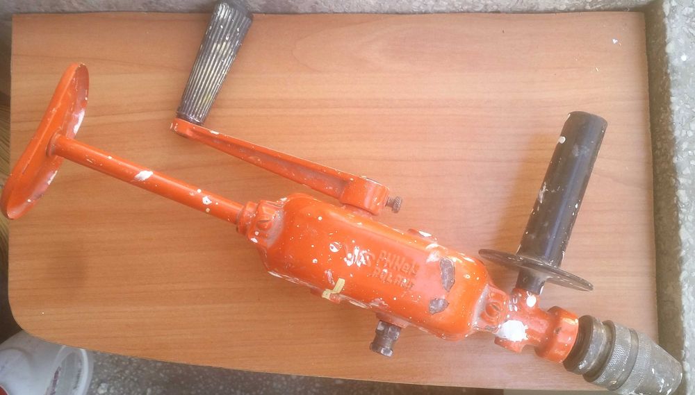 Ръчна бормашина / дрелка

произведена в Полша - 70 години на ХХ век