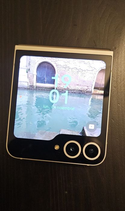 Samsung Galaxy Z Flip 6 ALB - impecabil